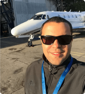 homem em frente e um avião