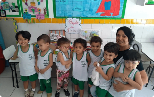 crianças na sala de aula com a professora